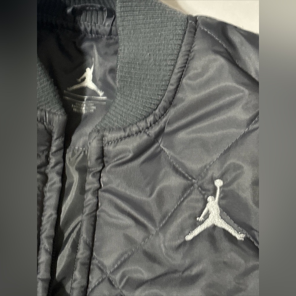 Jordan Jumpman Bomber Jacket Child Size 5 Lightweight Quilted Gray JORDAN LOGO - Picture 3 of 11